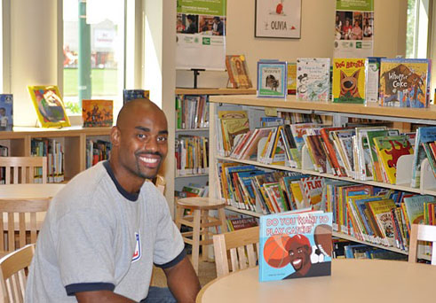 Former Bear Encourages Reading